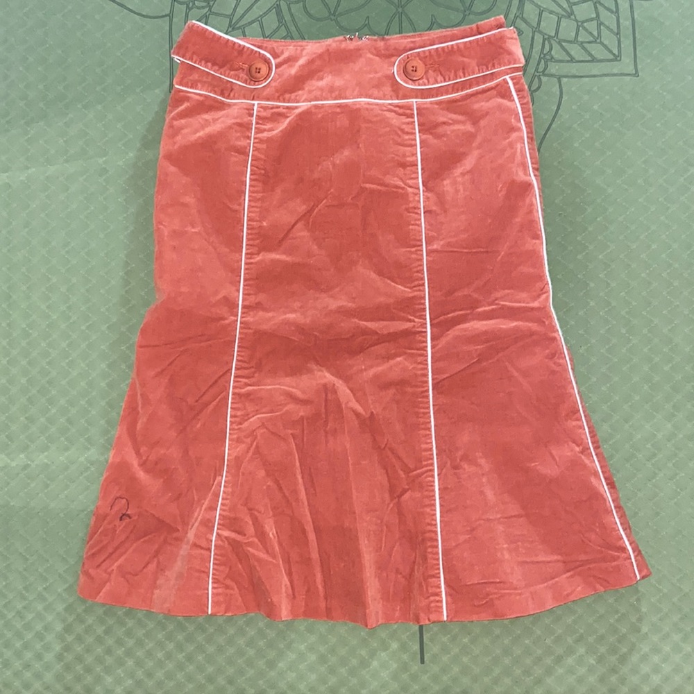 Womyn Vintage Corduroy Skirt. Excellent vintage condition.